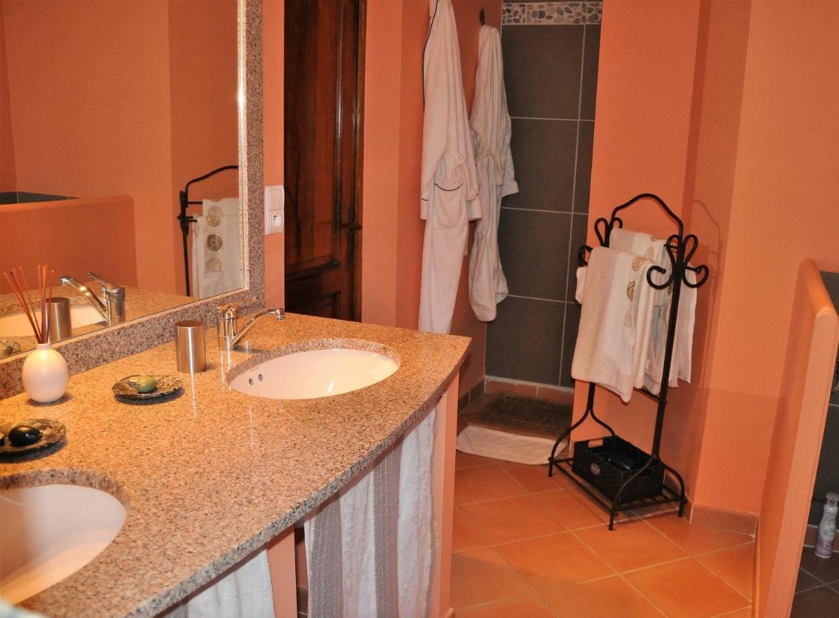 Bed and Breakfast Mas des oliviers Saint-Marc-Jaumegarde Exterior foto