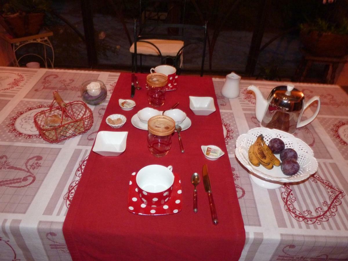Bed and Breakfast Mas des oliviers Saint-Marc-Jaumegarde Exterior foto